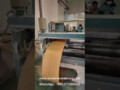 Les ceintures de frein sans amiante sont coupées et emballées